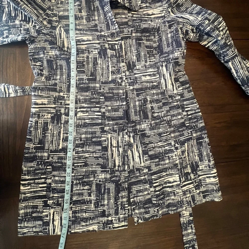 Coldwater Creek Women's Abstract trench raincoat, Blue & Cream, Size Medium - Picture 11 of 14